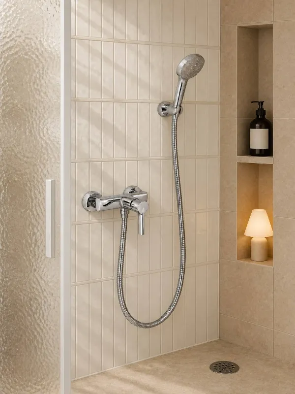 Mezclador de ducha de pared cromado geométrico